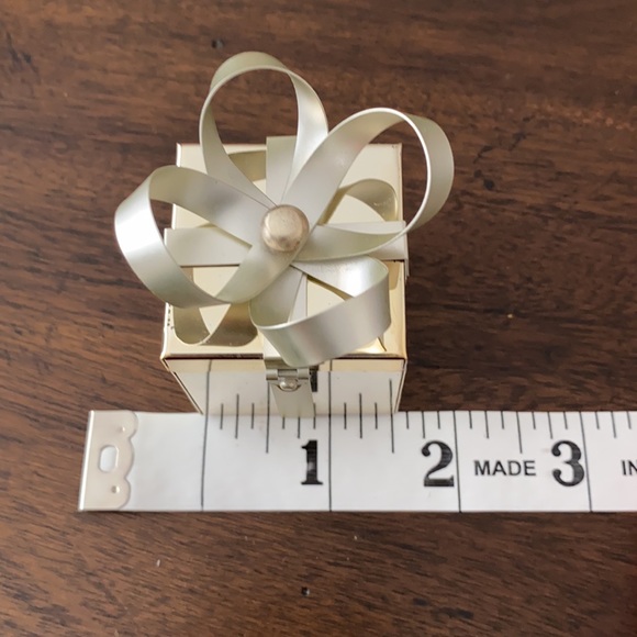 GUC metallic ring box with hinge and bow on top - Picture 11 of 13